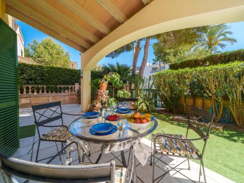 einen Tisch mit einer Obstschale auf einer Terrasse in der Unterkunft Holiday Home Sunwing Beach by Interhome in Port d'Alcúdia