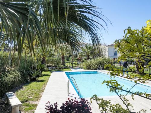basen w ogrodzie z palmą w obiekcie Apartment Les Terrasses d'Azur-1 by Interhome w mieście Sanary-sur-Mer