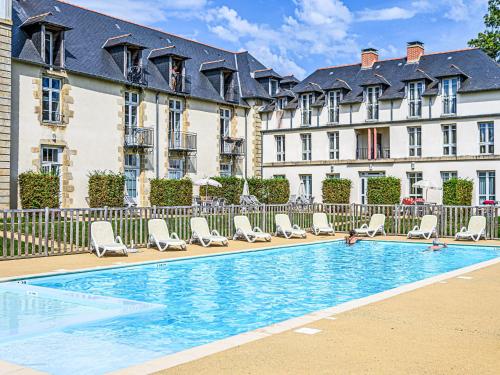 un hôtel avec une piscine devant un immeuble dans l'établissement Apartment Château De Kergonano-15 by Interhome, à Baden