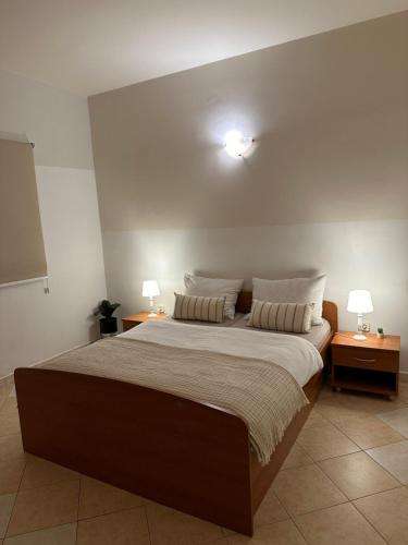 Ένα ή περισσότερα κρεβάτια σε δωμάτιο στο Apartmani Funtana