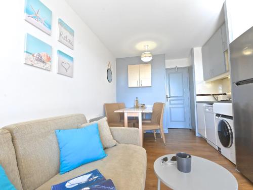 un salon avec un canapé et une table dans l'établissement Studio Village Cap Estérel - L'Esquinade-106 by Interhome, à Agay