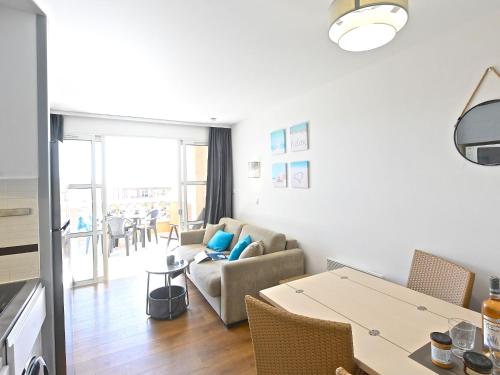un salon avec un canapé et une table dans l'établissement Studio Village Cap Estérel - L'Esquinade-106 by Interhome, à Agay