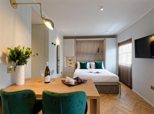 Una habitación de hotel con una cama, una mesa y sillas. en South Kensington Studios by D'Montrio, en Londres