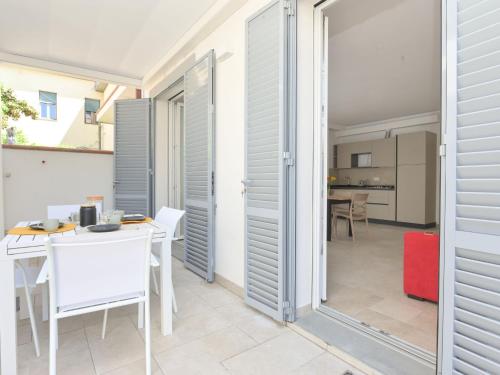 een kamer met een tafel en stoelen en een eetkamer bij Apartment Pianosa I by Interhome in Follonica
