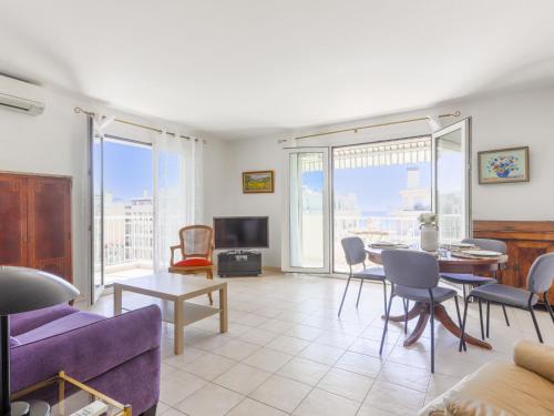 un salon avec un canapé violet et une table dans l'établissement Apartment Baie Azur by Interhome, à Nice