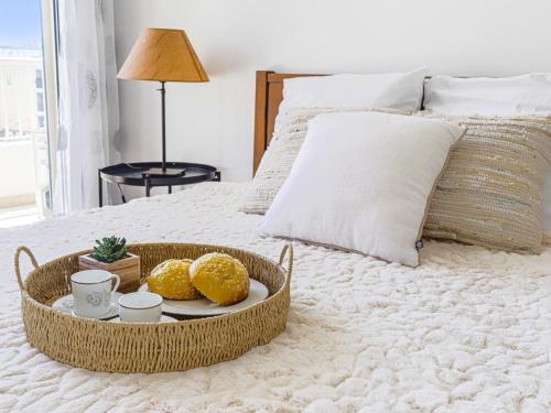- un plateau avec des beignets et des tasses sur le lit dans l'établissement Apartment Baie Azur by Interhome, à Nice