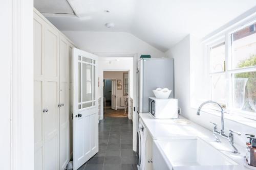 Kuchyň nebo kuchyňský kout v ubytování Tide Cottage O
