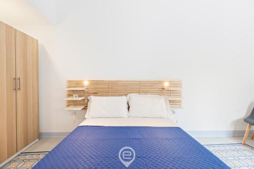 ein Schlafzimmer mit einem großen Bett mit blauem Teppich in der Unterkunft Rosa dei Venti Guesthouse in Càbras