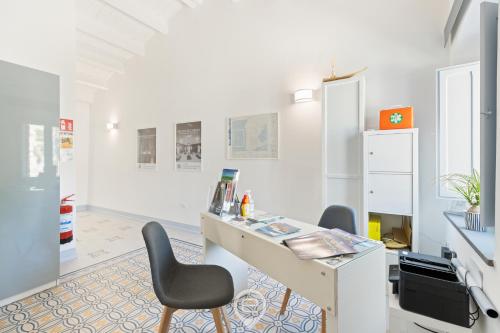 una oficina con escritorio y 2 sillas en Rosa dei Venti Guesthouse, en Cabras