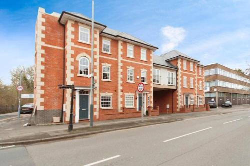a brick building on the corner of a street at Central Warwick townhouse within easy reach of Stratford upon Avon and Cotswolds in Warwick