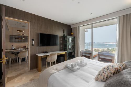 una camera con letto e scrivania con vista di FIVE Palm Jumeirah Residences - Mint Stay a Dubai