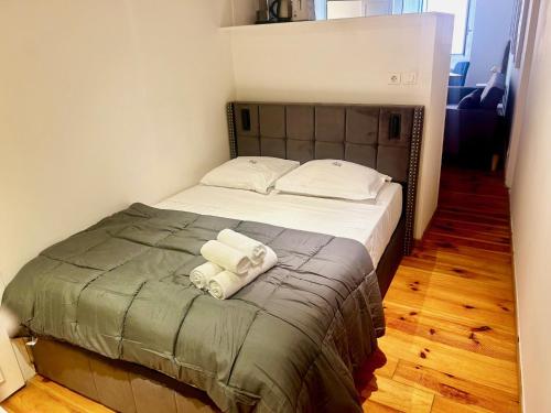 une chambre avec un lit avec deux serviettes dessus dans l'établissement AA OT Cocon du Senat - Old Town, à Nice