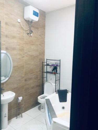un baño con inodoro y lavabo en The Guest Room, en Lekki