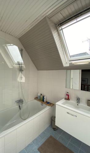 une salle de bain avec une douche, une baignoire et un lavabo dans l'établissement La maison des Teinturiers maison de ville avec jardin, à Bayeux