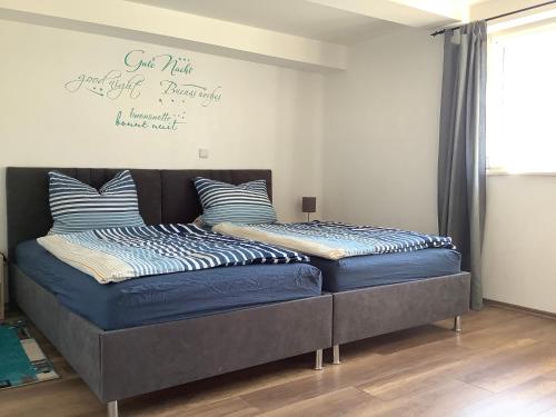 two beds sitting next to each other in a room at Ferienwohnung in Bodensee, Niedersachsen, Harz in Bodensee