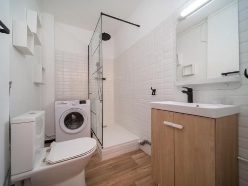 une salle de bain avec toilettes et lavabo et une machine à laver dans l'établissement Appartement climatisé avec parking 4 couchages à 5min à pieds de la gare ST Charles, à Marseille