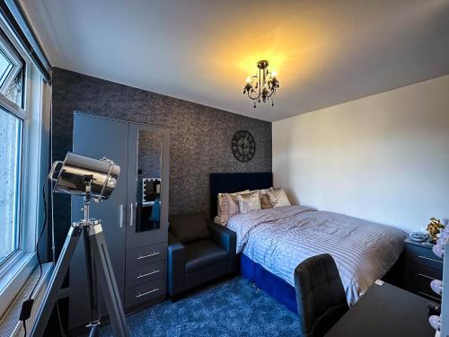 Giường trong phòng chung tại Sleek & Elegant - 2 Bed Apartment In Dartford Town - Parking