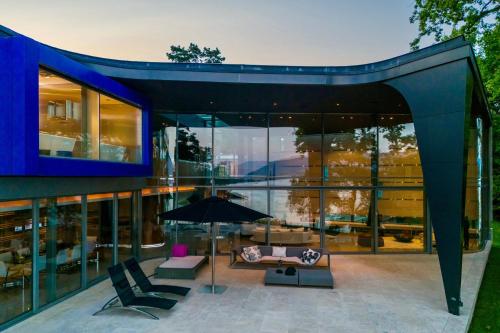 Posezení v ubytování Villa Les Tourelles A Luxurious Retreat in Geneva by Guestlee