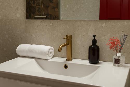 Bilik mandi di Rua Mayor MSuites