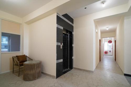 un couloir avec une chaise et une table dans un bâtiment dans l'établissement Open Hotel by Olive - Buzz Studio, à Lingampalli