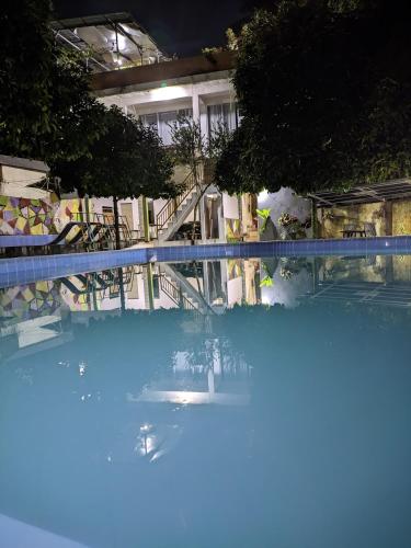 Kolam renang di atau dekat dengan Sarasutha hotel and pool