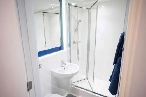 Et badeværelse på For Students Only Hox Park Egham