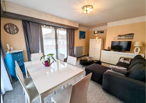 un salon avec une table et un canapé dans l'établissement Maison Myarka, à Labenne