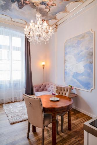 a dining room with a table and a chandelier at Das Haus Am Markt in Traben-Trarbach