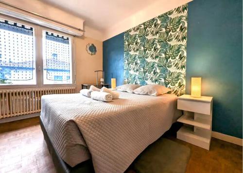 une chambre avec un lit avec deux oreillers dessus dans l'établissement Maison Myarka, à Labenne