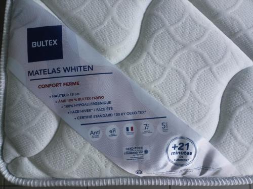 a close up of a white pillow with a label on it at Villa Spacieuse au Calme Absolu avec Grande Piscine Jacuzzi Chauffé - Grand Jardin Sans Vis a vis- Salle de Jeux avec Fresque du Nougat - Ideal Familles et Groupes Drome Provencale in Montélimar