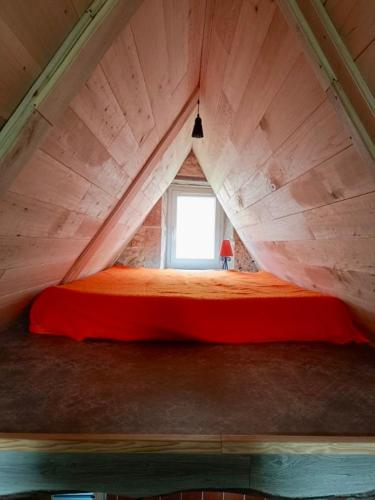 un grand lit dans une chambre avec une fenêtre dans l'établissement La Terrasse Bleue, havre de paix avec vue sur le Célé, à 15 min de Figeac, à Corn