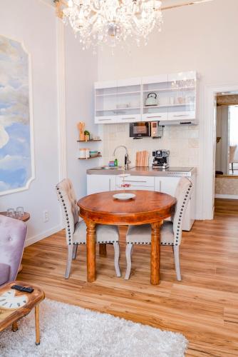 a kitchen with a wooden table and chairs in a room at Das Haus Am Markt in Traben-Trarbach