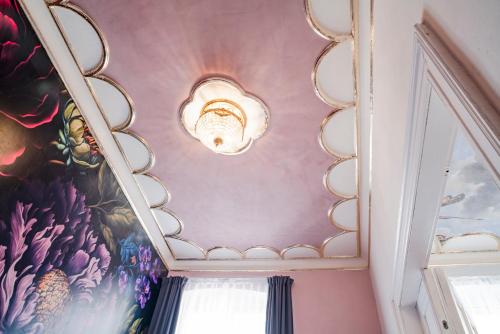a ceiling with a painting of flowers on it at Das Haus Am Markt in Traben-Trarbach