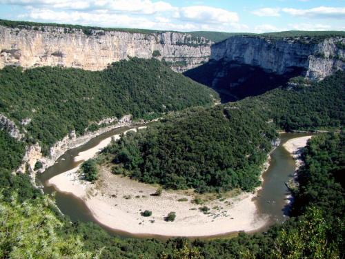 an aerial view of a river in a canyon at Villa Spacieuse au Calme Absolu avec Grande Piscine Jacuzzi Chauffé - Grand Jardin Sans Vis a vis- Salle de Jeux avec Fresque du Nougat - Ideal Familles et Groupes Drome Provencale in Montélimar