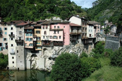 a group of buildings on a mountain next to a river at Villa Spacieuse au Calme Absolu avec Grande Piscine Jacuzzi Chauffé - Grand Jardin Sans Vis a vis- Salle de Jeux avec Fresque du Nougat - Ideal Familles et Groupes Drome Provencale in Montélimar