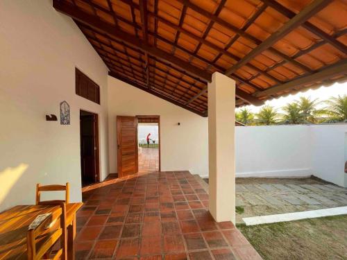 a hallway of a house with a wooden ceiling at Villa Carlotta Praia Uruaú 5 camere da letto in Beberibe