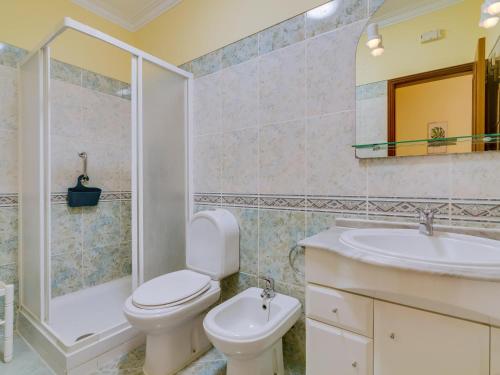 Ένα μπάνιο στο Apartamento Santa Maria a 500 metros da praia