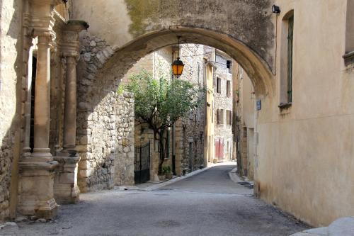 an alley with an archway in a stone building at Villa Spacieuse au Calme Absolu avec Grande Piscine Jacuzzi Chauffé - Grand Jardin Sans Vis a vis- Salle de Jeux avec Fresque du Nougat - Ideal Familles et Groupes Drome Provencale in Montélimar