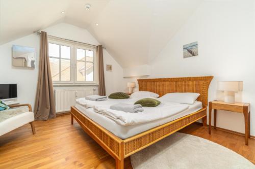 Postel nebo postele na pokoji v ubytování TURMHAUS Whg. TH-07