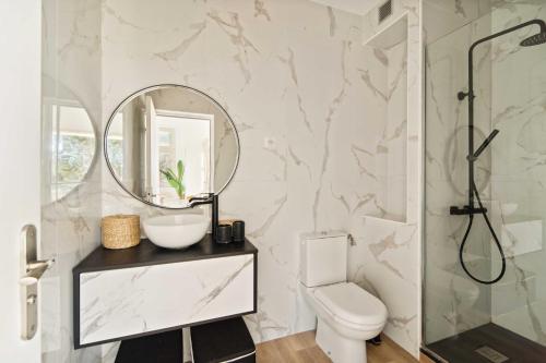 une salle de bain avec toilettes et miroir dans l'établissement Modern Apartment - 1BD 4P - Center of St Tropez, à Saint-Tropez