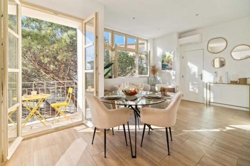 une salle à manger avec une table et des chaises en verre dans l'établissement Modern Apartment - 1BD 4P - Center of St Tropez, à Saint-Tropez
