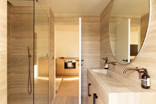 une salle de bain avec un lavabo et un miroir dans l'établissement Cosy apat with AC -3BR- 8P- Canal Saint-Martin, à Paris