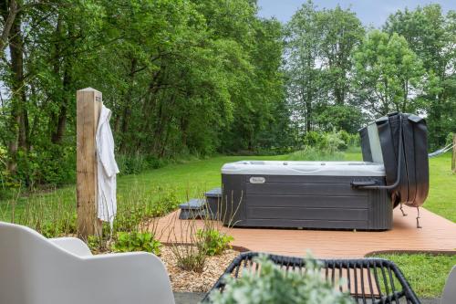 Zahrada ubytování Luxurious nature stay in Friesland with jacuzzi