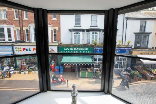 ブリクサムにあるNelson's Quarters- Harbour & High Streetの窓から通りの景色を望めます。