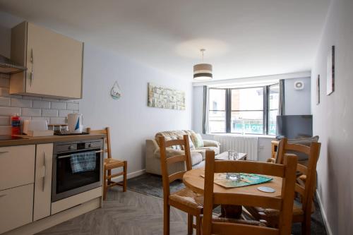 ブリクサムにあるNelson's Quarters- Harbour & High Streetのテーブルと椅子のあるキッチンとダイニングルーム