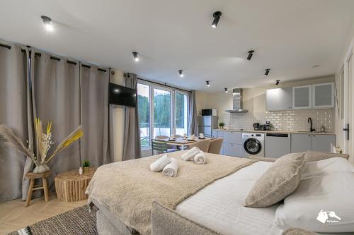 une chambre avec un grand lit et une cuisine dans l'établissement MBA - Splendide Appartement Proche Bercy 4, à Paris