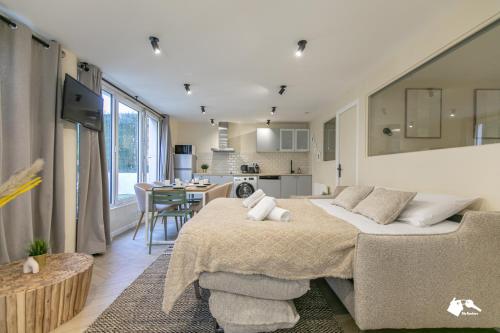 Il comprend un salon avec un grand lit et une cuisine. dans l'établissement MBA - Splendide Appartement Proche Bercy 4, à Paris
