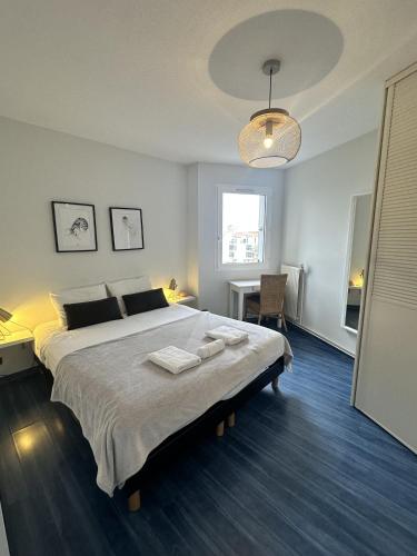 une chambre avec un grand lit avec deux serviettes dessus dans l'établissement Salty Home - Appt avec Vue - Wifi Parking, à Les Minimes