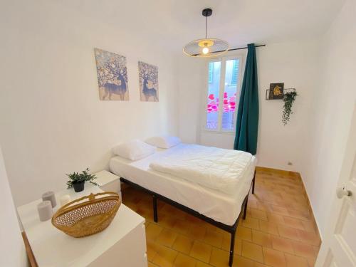 une petite pièce avec un lit et une fenêtre dans l'établissement Grand T3 à 20 mètres du port, à Sanary-sur-Mer