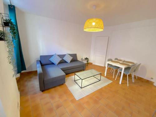 un salon avec un canapé et une table dans l'établissement Grand T3 à 20 mètres du port, à Sanary-sur-Mer